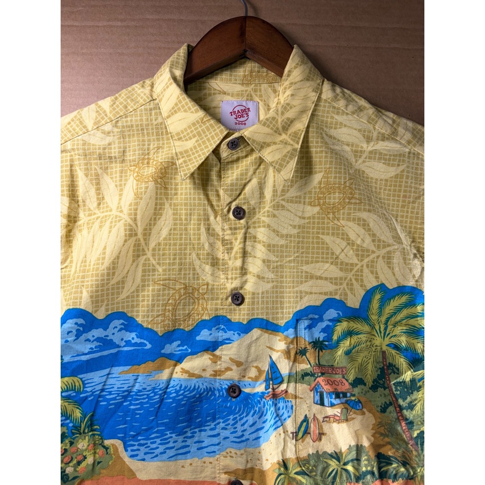 Trader Joe's Hawaiian Shirt Mens Medium Yellow 2008 Beach Scene‎ Cotton Aloha